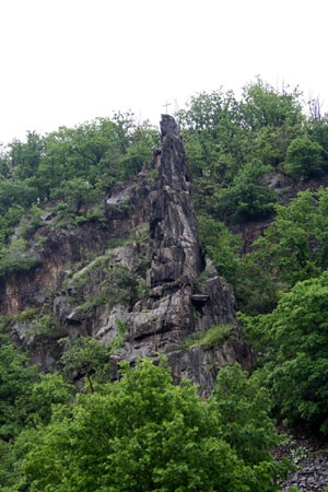Skalní věž Pikovická jehla s křížem na vrcholku