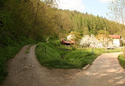 Rozcestí na Libřici, v pozadí Maškův Mlýn