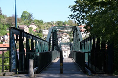 Starý ocelový most z roku 1905 slouží jako lávka pro pěší