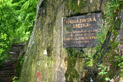 Pamětní deska Klubu českých turistů, kteří Posázavskou stezku mezi válkami vybudovali